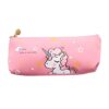 Une trousse rose avec une licorne blanche et des étoiles jaunes. La trousse est ouverte et on peut voir qu'il y a des crayons de couleur à l'intérieur.