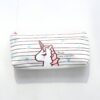 Une trousse blanche avec des rayures roses et des étoiles bleues. Il y a une licorne imprimée sur le devant de la trousse. La licorne est rose et blanche avec une crinière et une queue arc-en-ciel. Il y a des étoiles et des nuages imprimés autour de la licorne.