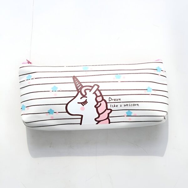 trousse-licorne-ecole-blanche-1a.jpg Une trousse blanche avec des rayures roses et des étoiles bleues. Il y a une licorne imprimée sur le devant de la trousse. La licorne est rose et blanche avec une crinière et une queue arc-en-ciel. Il y a des étoiles et des nuages autour de la licorne.