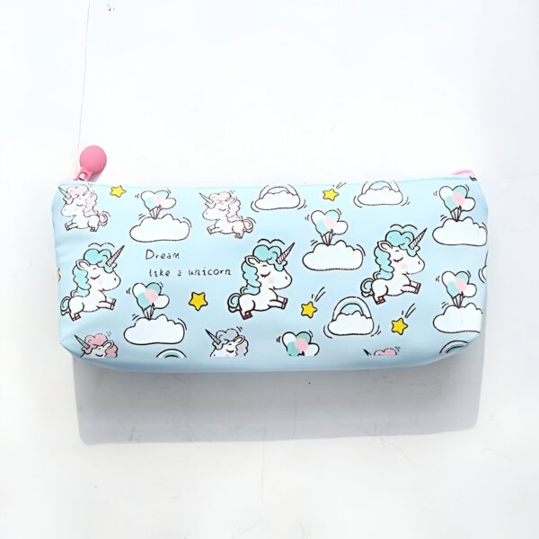 trousse-licorne-ecole-bleue-1a.jpg Une trousse scolaire en tissu de couleur bleu clair avec des motifs de licornes et de nuages. La trousse est fermée par une fermeture éclair rose.