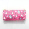 trousse-licorne-ecole-rouge-1a.jpg Une trousse rose avec des licornes et des étoiles dessus. La trousse est ouverte et on peut voir qu'il y a des crayons de couleur à l'intérieur.