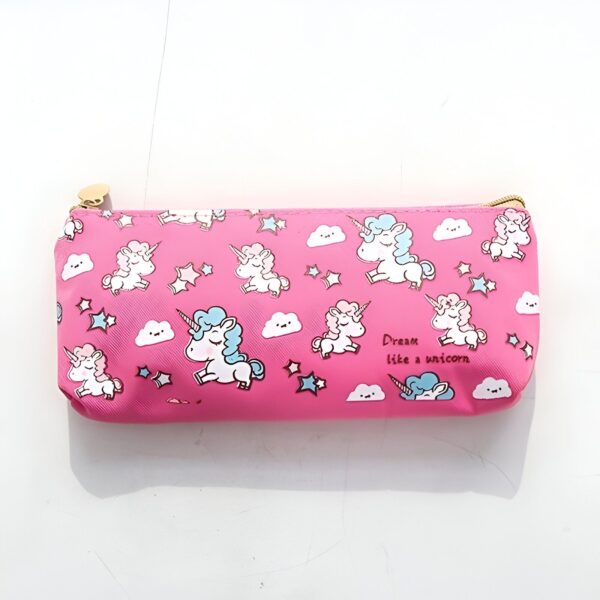 trousse-licorne-ecole-rouge-1a.jpg Une trousse rose avec des licornes et des étoiles dessus. La trousse est ouverte et on peut voir qu'il y a des crayons de couleur à l'intérieur.