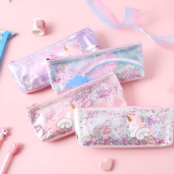 trousse-licorne-fille-arc-en-ciel-1a.jpg Une image de quatre trousses à crayons de couleur rose, mauve et transparente avec des paillettes et des motifs de licornes.
