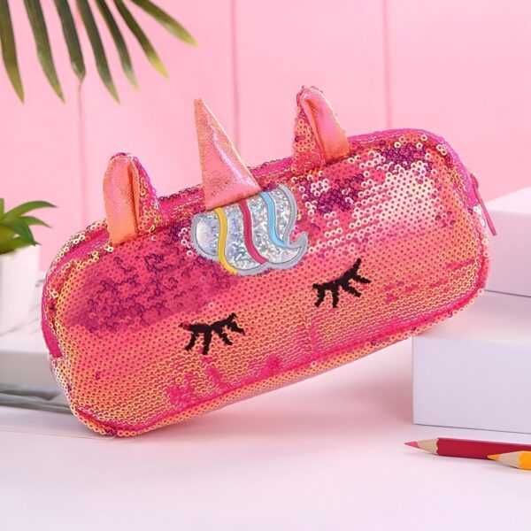 trousse-licorne-paillettes-rouge-1a.jpg Une trousse rose en forme de licorne avec des paillettes et des yeux.