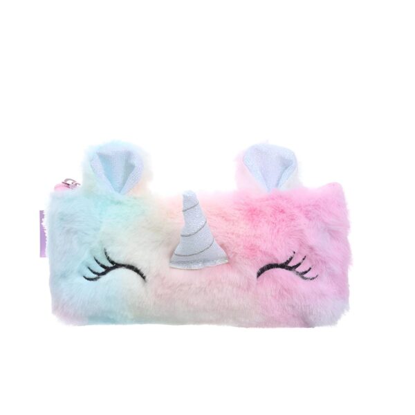 trousse-licorne-peluche-arc-en-ciel-1a.jpg Une trousse en peluche colorée en forme de licorne avec des oreilles et une corne en 3D. La trousse est rose et bleue avec des étoiles et des paillettes.