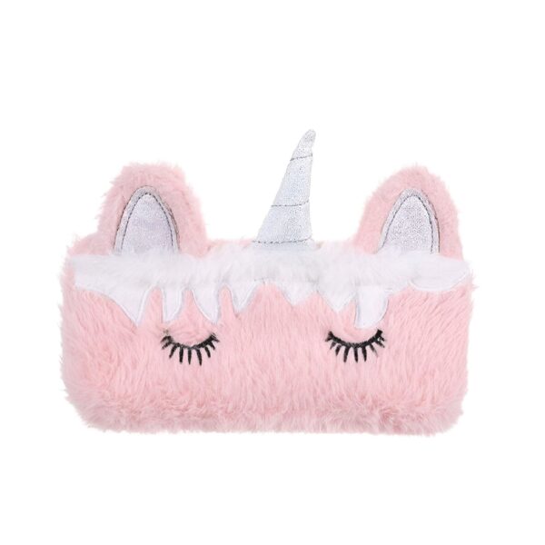 Une trousse rose en forme de licorne avec des oreilles et une corne en peluche. La trousse est fermée par une fermeture éclair.