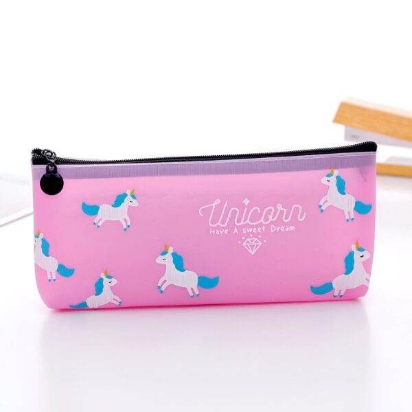 trousse-licorne-plastique-rose-1a.jpg Une trousse rose avec des licornes bleues et blanches. La trousse est ouverte et on peut voir qu'il y a des fournitures à l'intérieur.