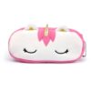 trousse-licorne-scolaire-1a.jpg Une trousse en peluche rose et blanche en forme de licorne avec des oreilles et une corne dorées et des yeux fermés.