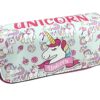 trousse-licorne-scolaire-2-compartiments-1a.jpg Une trousse scolaire rose et verte avec des licornes, des arcs-en-ciel et des étoiles.