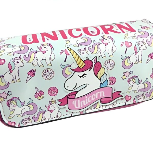 trousse-licorne-scolaire-2-compartiments-1a.jpg Une trousse scolaire rose et verte avec des licornes, des arcs-en-ciel et des étoiles.