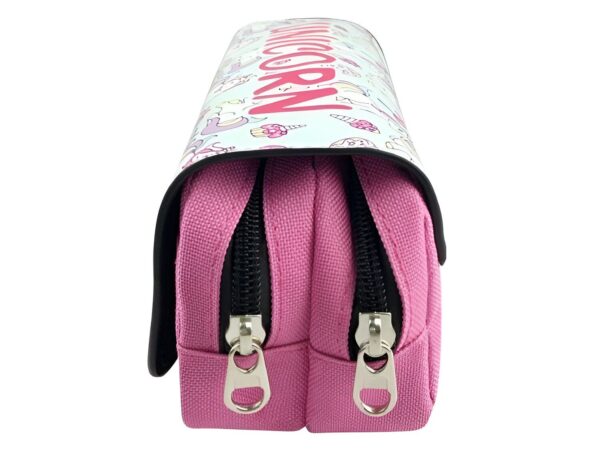 trousse-licorne-scolaire-2-compartiments-3a.jpg Une trousse rose à deux compartiments avec des motifs de licornes et de bonbons.