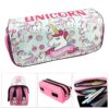 trousse-licorne-scolaire-2-compartiments-5a.jpg L'image représente une trousse scolaire rose et violette avec des licornes et des étoiles. La trousse est ouverte et on peut voir qu'il y a des fournitures scolaires à l'intérieur.