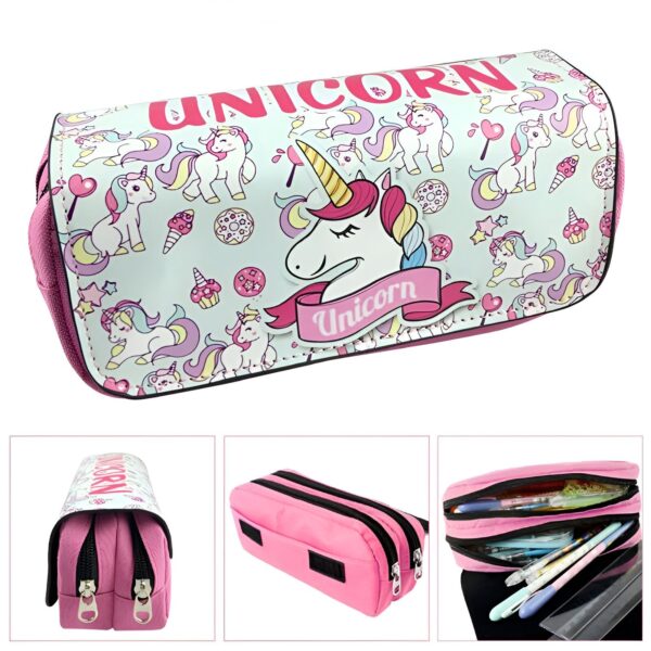 trousse-licorne-scolaire-2-compartiments-5a.jpg L'image représente une trousse scolaire rose et violette avec des licornes et des étoiles. La trousse est ouverte et on peut voir qu'il y a des fournitures scolaires à l'intérieur.