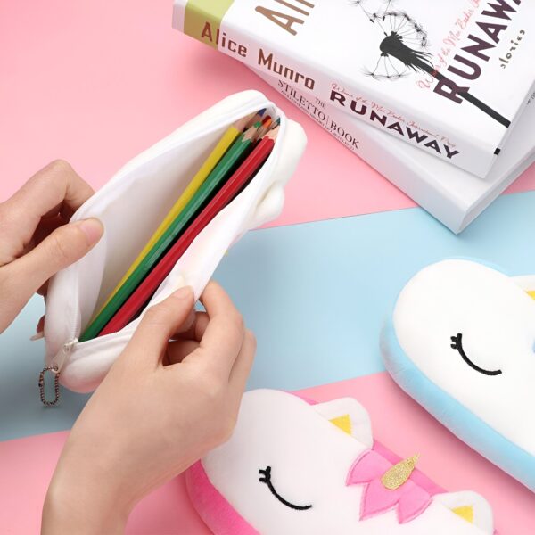 trousse-licorne-scolaire-3a.jpg Une trousse en peluche blanche en forme de licorne avec des étoiles et des yeux fermés. La trousse est ouverte et on peut voir des crayons de couleur à l'intérieur.