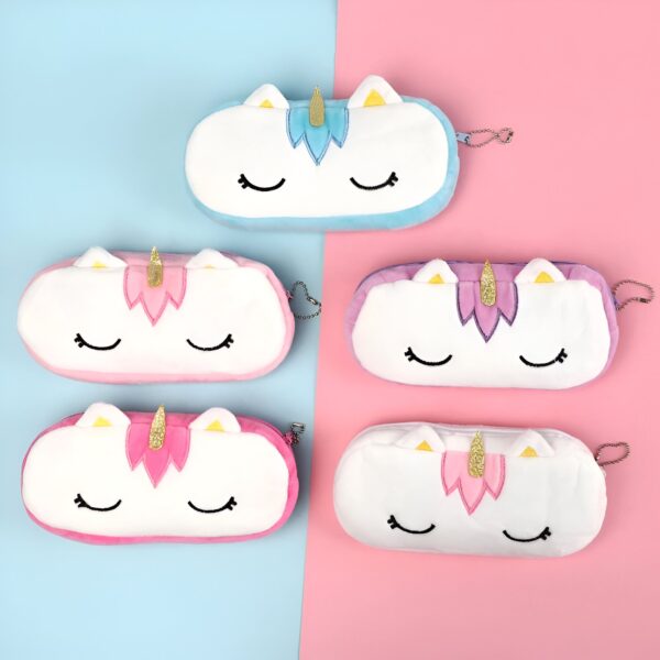 trousse-licorne-scolaire-6a.jpg Une image de cinq trousses en peluche de couleur différente en forme de licorne. Les trousses sont toutes fermées et ont une fermeture éclair.