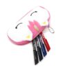 trousse-licorne-scolaire-7a.jpg L'image montre une trousse rose et blanche en forme de licorne. La trousse est ouverte et on peut voir qu'il y a des stylos à l'intérieur.
