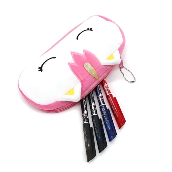 trousse-licorne-scolaire-7a.jpg L'image montre une trousse rose et blanche en forme de licorne. La trousse est ouverte et on peut voir qu'il y a des stylos à l'intérieur.