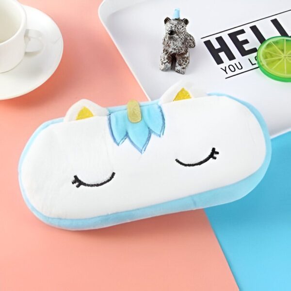 trousse-licorne-scolaire-8a.jpg Une trousse en peluche en forme de licorne blanche et bleue avec des étoiles et des yeux fermés.