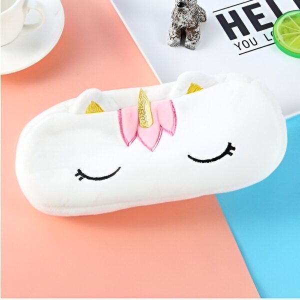 trousse-licorne-scolaire-9a.jpg Une trousse en peluche blanche en forme de licorne avec des oreilles et une corne dorées, des yeux roses et noirs et un intérieur rose.
