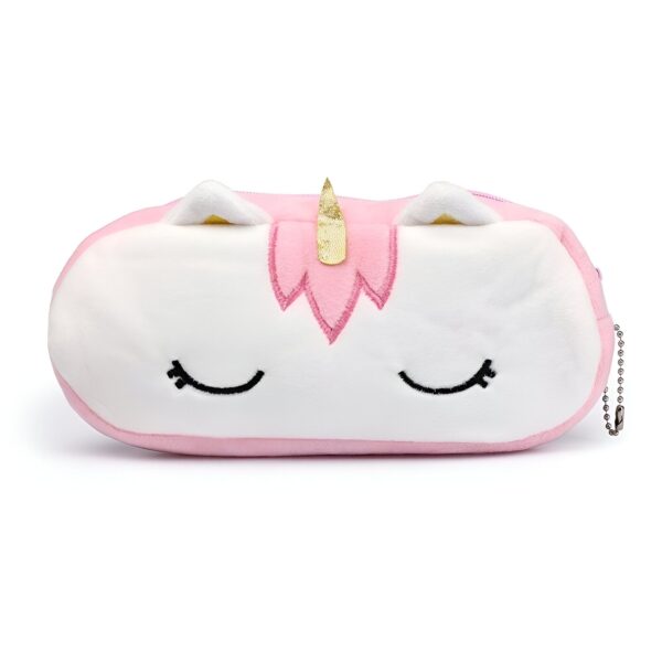 trousse-licorne-scolaire-rose-1a.jpg Une trousse en peluche blanche et rose en forme de licorne avec des yeux fermés, une corne dorée et des oreilles roses.