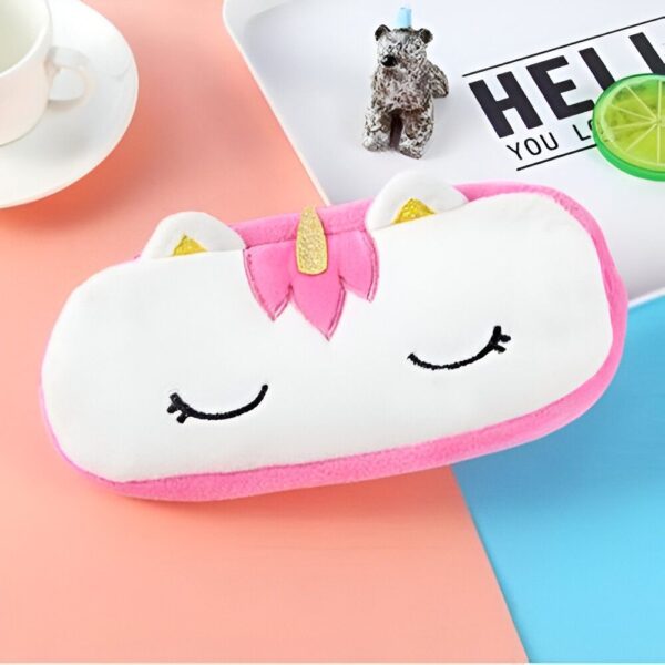 trousse-licorne-scolaire-rose-5a.jpg Une trousse en peluche blanche et rose en forme de licorne avec des oreilles et une corne dorées et des cils noirs.