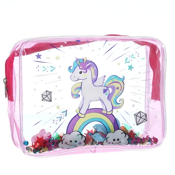 trousse-licorne-toilette-fille-2a.jpg Une trousse transparente avec à l'intérieur des paillettes en forme d'étoiles, de lunes et de poissons. La trousse est décorée d'une image de licorne blanche avec des ailes arc-en-ciel, debout sur un arc-en-ciel.