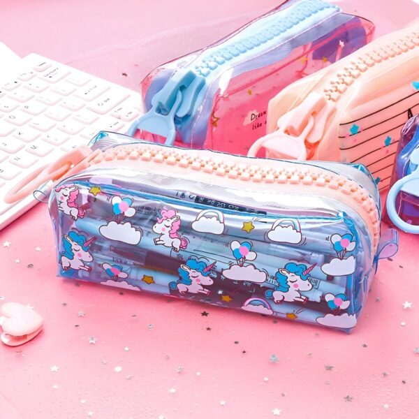Une trousse transparente avec des licornes et des arcs-en-ciel à l'intérieur.