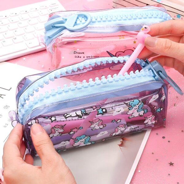 Une trousse transparente avec une fermeture éclair en forme de licorne. La trousse est remplie de fournitures scolaires colorées, comme des stylos, des crayons et des marqueurs.
