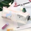 trousse-licorne-transparente-blanche-1a.jpg Une trousse transparente avec une fermeture éclair et un motif de licorne. La trousse est remplie de fournitures scolaires, dont des crayons, des stylos et une gomme.