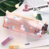 trousse-licorne-transparente-rose-1a.jpg Une trousse transparente avec des licornes roses et bleues.