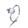 Bague ajustable argentée avec une petite tortue sertie d'une pierre irisée rose et bleue. Bijou fantaisie délicat., 45501371744511 | Licorne Shop