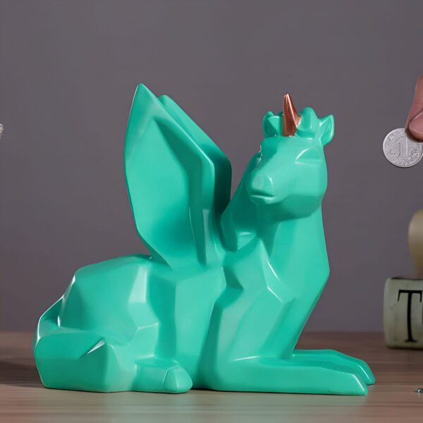 un-cochon-tirelire-decoratif-licorne-spyro-1a.jpg Tirelire licorne turquoise à ailes. Objet décoratif en forme de licorne turquoise, avec une corne dorée. Une pièce est sur le point d'être insérée dans la fente sur son dos., 45501184016639 | Licorne Shop