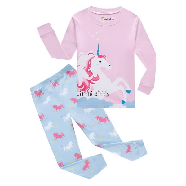 un-ensemble-pyjama-licorne-pour-filles-1a-1.jpg Pyjama enfant rose et bleu avec motif de licorne. Haut rose à manches longues avec une grande licorne blanche et rose. Pantalon bleu clair avec des licornes roses et blanches plus petites. Idéal pour une nuit douce et confortable., 45501990961407,45501990994175,45501991026943,45501991059711,45501991092479,45501991125247,45501991158015,45501991190783 | Licorne Shop