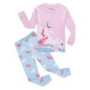 un-ensemble-pyjama-licorne-pour-filles-1a.jpg Pyjama enfant rose et bleu avec motif de licorne. Haut rose à manches longues avec une grande licorne blanche et rose. Pantalon bleu clair avec des licornes roses et blanches plus petites. Idéal pour une nuit douce et confortable., 45501990961407,45501990994175,45501991026943,45501991059711,45501991092479,45501991125247,45501991158015,45501991190783 | Licorne Shop