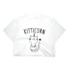 un-haut-court-en-maille-avec-motif-licorne-1a.jpg T-shirt blanc court avec l'inscription "Kitticorn" et un chat licorne mignon en noir. Vêtement décontracté avec un motif fantaisiste, idéal pour les amoureux des chats et des licornes. Mode estivale confortable et stylée., 45501299294463 | Licorne Shop