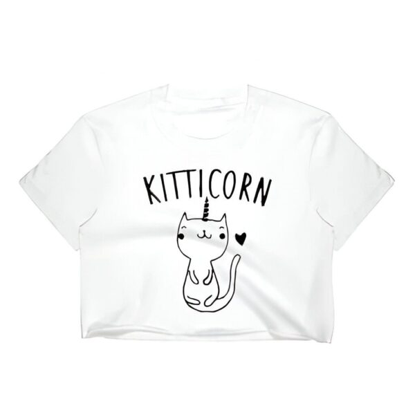 un-haut-court-en-maille-avec-motif-licorne-1a.jpg T-shirt blanc court avec l'inscription "Kitticorn" et un chat licorne mignon en noir. Vêtement décontracté avec un motif fantaisiste, idéal pour les amoureux des chats et des licornes. Mode estivale confortable et stylée., 45501299294463 | Licorne Shop