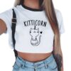 un-haut-court-imprime-kitticorn-licorne-chat-1a.jpg Femme portant un crop top blanc avec un chat-licorne dessiné et le mot "kitticorn", jean taille basse, sac à bandoulière noir., 45501297033471 | Licorne Shop