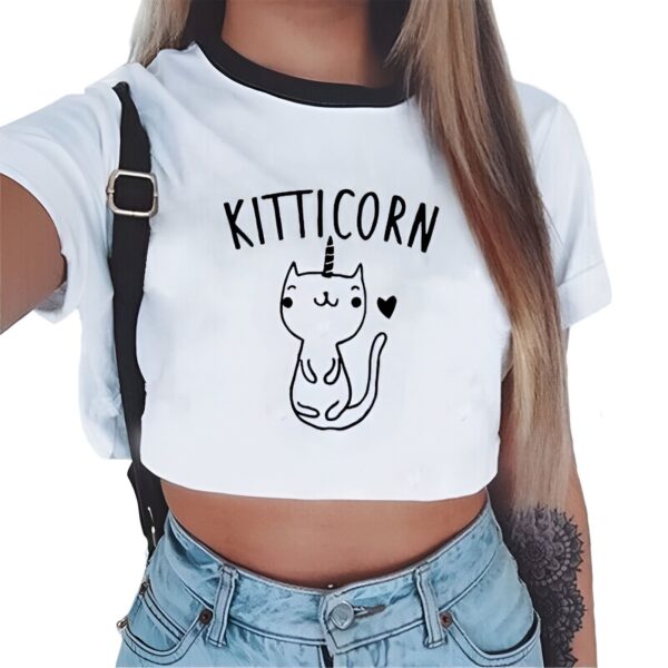 un-haut-court-imprime-kitticorn-licorne-chat-1a.jpg Femme portant un crop top blanc avec un chat-licorne dessiné et le mot "kitticorn", jean taille basse, sac à bandoulière noir., 45501297033471 | Licorne Shop