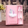un-journal-licorne-squishy-avec-stylo-1a.jpg Coffret cadeau rose avec un carnet orné d'une licorne et un stylo licorne assorti. Idée cadeau pour enfants., 45501204529407 | Licorne Shop