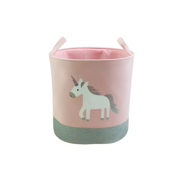 un-panier-a-linge-licorne-pour-enfant-1a.jpg Panier à jouets rose avec un motif de licorne argentée étincelante. L'intérieur est rose clair et le bas du panier est vert avec des paillettes. Le panier possède deux poignées., 45502415700223 | Licorne Shop