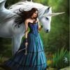 Illustration d'une jeune femme en robe bleue et corset, tenant une clé, avec une licorne blanche ailée dans un paysage forestier fantastique près d'un étang., 45501392257279 | Licorne Shop