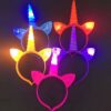 un-serre-tete-licorne-lumineux-led-1a.jpg Divers serre-têtes licorne lumineux de couleurs variées (bleu, orange, jaune, violet, rose) avec cornes brillantes et oreilles décoratives, parfaits pour fêtes et déguisements., 45501375676671 | Licorne Shop