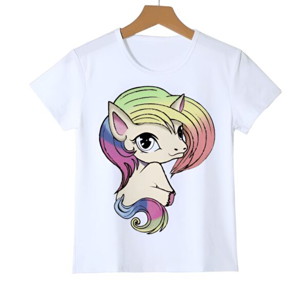 un-t-shirt-licorne-blanc-imprime-1a.jpg T-shirt blanc avec dessin de poney coloré, crinière arc-en-ciel. Vêtement pour enfants, style fantaisie et mignon. Mode enfantine, idée cadeau pour les fans de poneys., 45502322278655,45502322311423,45502322344191,45502322376959,45502322409727,45502322442495,45502322475263,45502322508031 | Licorne Shop