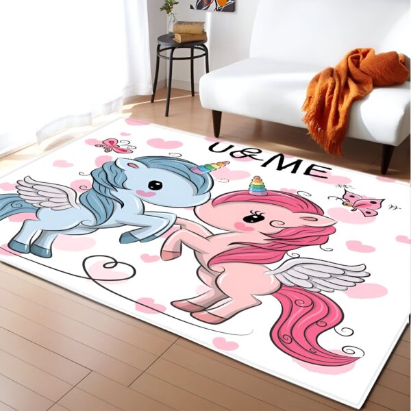 un-tapis-licorne-kawaii-pour-chambre-d-enfants-1a.jpg Tapis pour enfants avec des licornes ailées rose et bleue, motif "U & ME", et des cœurs roses. Décoration intérieure avec un fauteuil et une table basse en arrière-plan., 45501064347903 | Licorne Shop