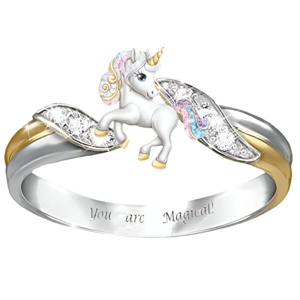 une-bague-licorne-originale-en-or-et-argent-1a-1.jpg Bague ornée d'une figurine de licorne blanche ailée avec des détails en cristal et en or. L'anneau intérieur porte l'inscription « You are Magical! »., 45501859627263,45501859660031,45501859692799,45501859725567,45501859758335,45501859791103,45501859823871,45501859856639,45501859889407,45501859922175,45501859954943,45501859987711,45501860020479,45501860053247,45501860086015 | Licorne Shop