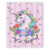 une-couverture-licorne-rose-douce-et-chaude-1a.jpg Couverture douce avec un motif de licorne magique sur un fond rose à rayures. L'inscription « You are Magical » est présente en bas, entourée de fleurs colorées et de détails charmants. Idéal pour les enfants et les fans de contes de fées., 45501078110463 | Licorne Shop