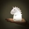 Une main tient une petite lampe de chevet en forme de licorne blanche lumineuse. Design mignon, idéal pour une chambre d'enfant., 45501048160511 | Licorne Shop