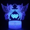 Lampe 3D décorative avec deux licornes ailées se faisant face au-dessus de deux cœurs, éclairée en bleu vif, reposant sur un socle rond lumineux craquelé. Éclairage féérique, cadeau original., 45501048258815 | Licorne Shop