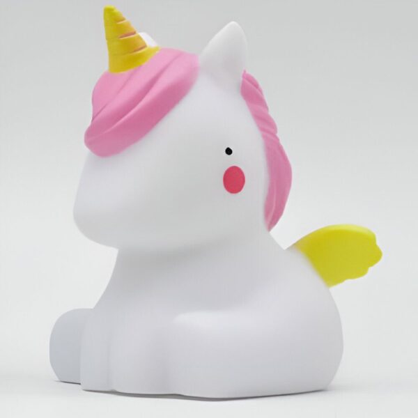 veilleuse-licorne-led-pour-enfants-1a.jpg Lampe de chevet en forme de licorne blanche avec crinière rose et corne jaune. Une décoration douce pour la chambre des enfants., 45501040754943 | Licorne Shop