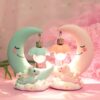 veilleuse-licorne-pour-chambre-enfant-1a.jpg Lampes de chevet décoratives en forme de lune pastel avec des visages souriants et des licornes posées sur des nuages. Éclairage d'ambiance douce, idéal pour chambre d'enfant. Décor féerique et onirique., 45501071360255 | Licorne Shop